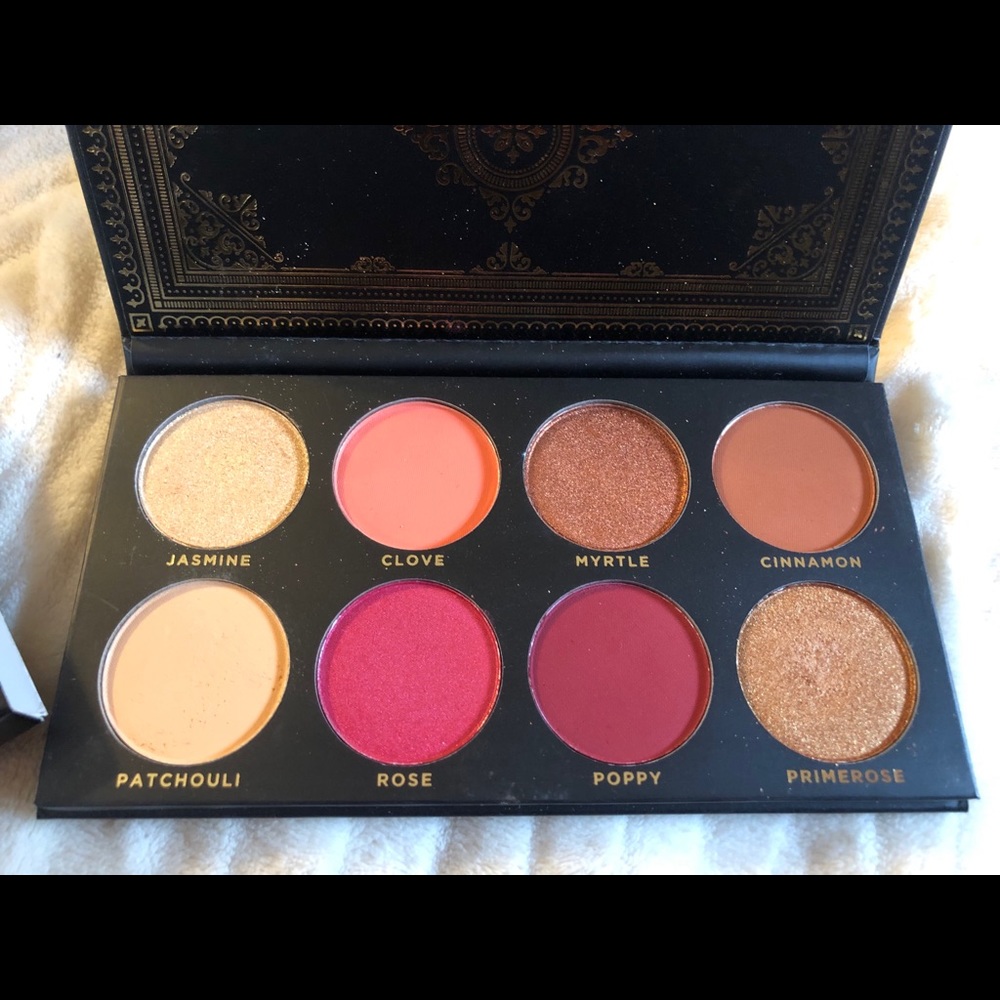 *NEVER BEEN USED* eyeshadow palatte